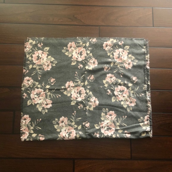 🎉HP🎉 🎀2 for $20🎀 Floral Scarf - Picture 4 of 6